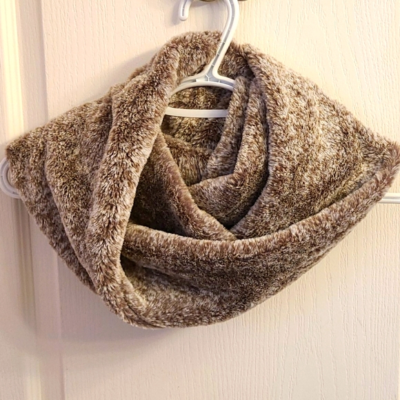 American Eagle Outfitters Accessories - 🎉HOST PICK🎉AE Faux Fur Circle Scarf